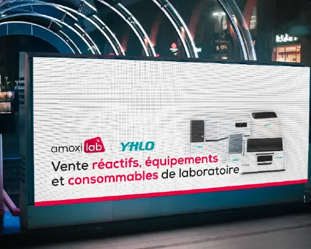 Campagne Amoxilab · YHLO sur un écran urbain, de nuit.